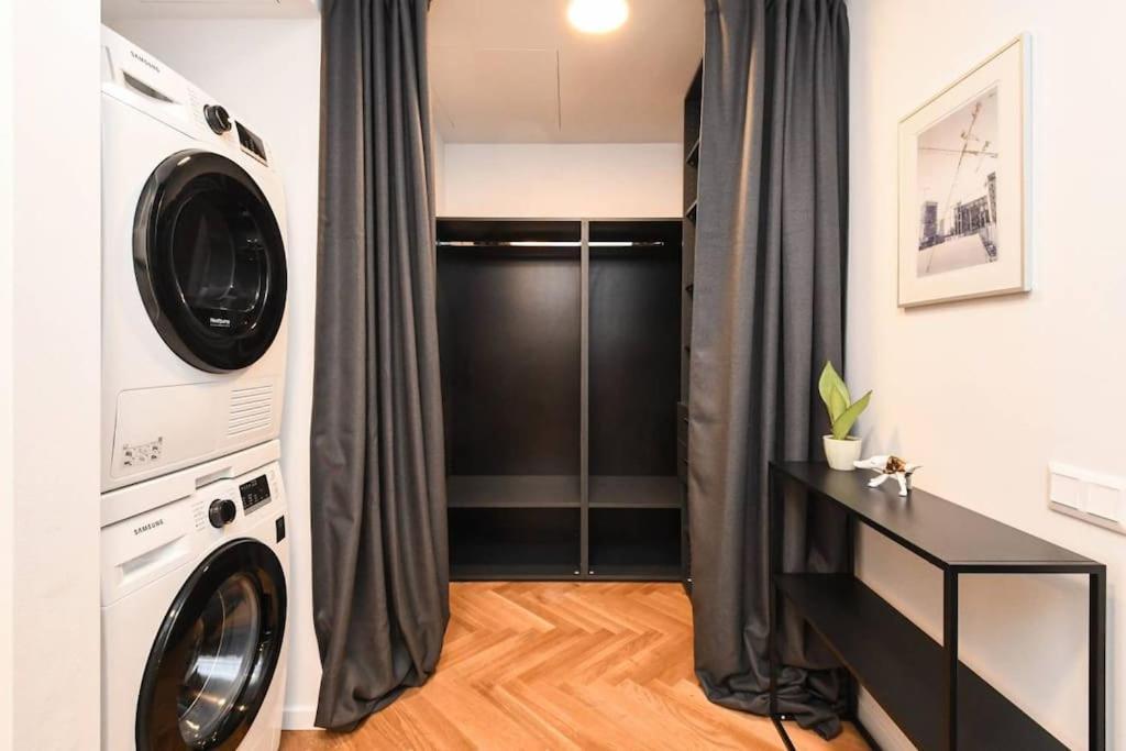 Skypark Luxury Apartment With Skyline View & Free Parking Bratislava Exteriör bild