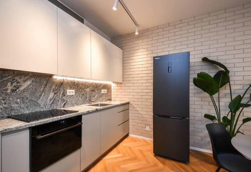 Skypark Luxury Apartment With Skyline View & Free Parking Bratislava Exteriör bild
