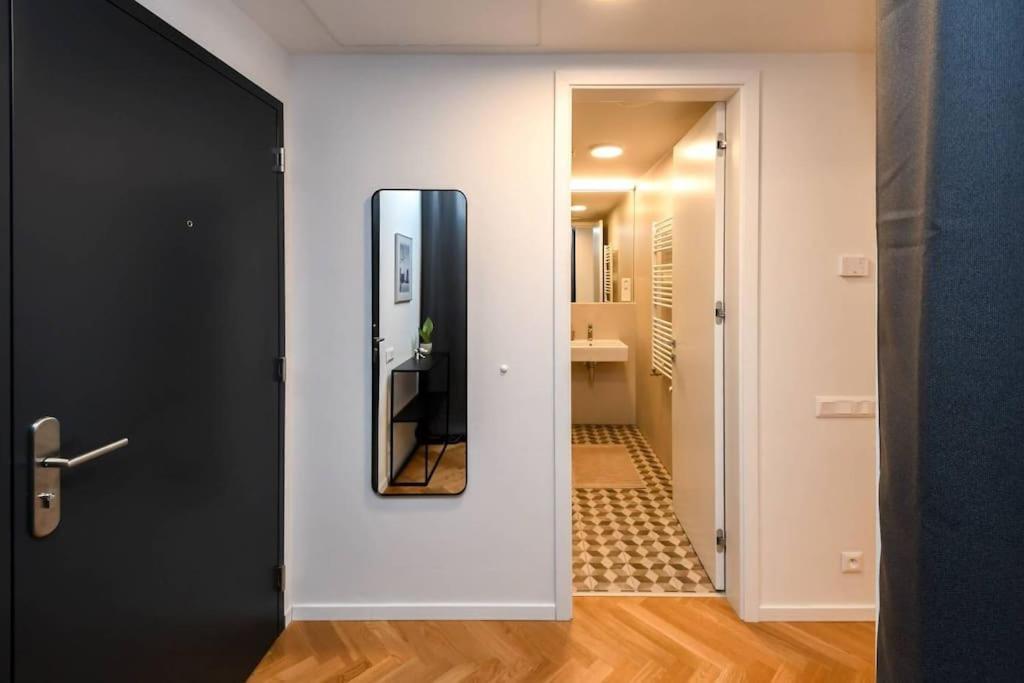Skypark Luxury Apartment With Skyline View & Free Parking Bratislava Exteriör bild