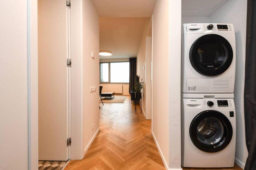 Skypark Luxury Apartment With Skyline View & Free Parking Bratislava Exteriör bild