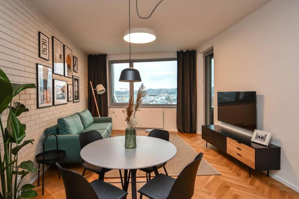 Skypark Luxury Apartment With Skyline View & Free Parking Bratislava Exteriör bild
