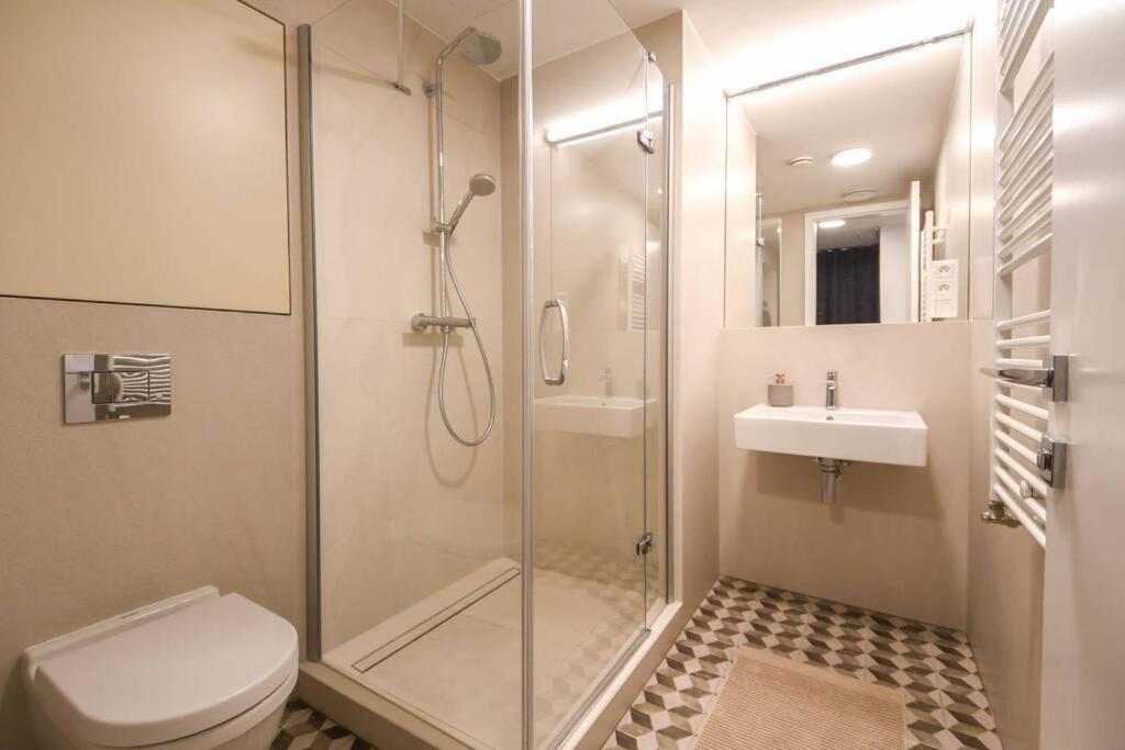 Skypark Luxury Apartment With Skyline View & Free Parking Bratislava Exteriör bild