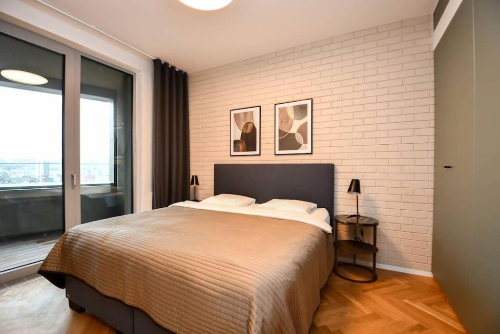 Skypark Luxury Apartment With Skyline View & Free Parking Bratislava Exteriör bild