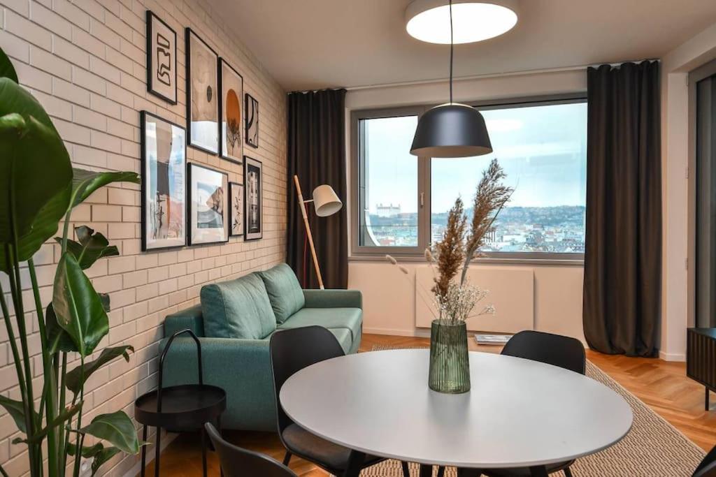 Skypark Luxury Apartment With Skyline View & Free Parking Bratislava Exteriör bild