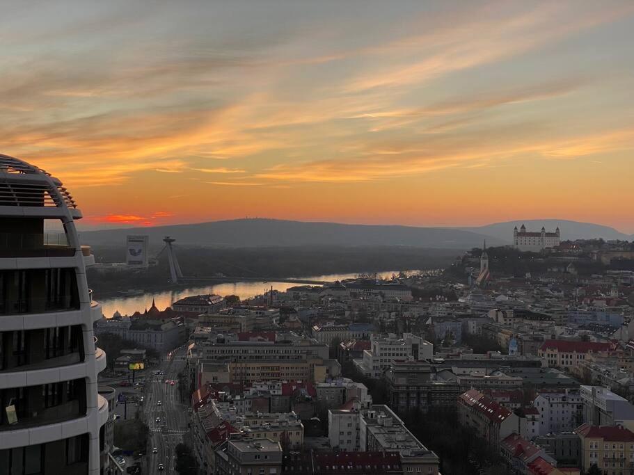 Skypark Luxury Apartment With Skyline View & Free Parking Bratislava Exteriör bild