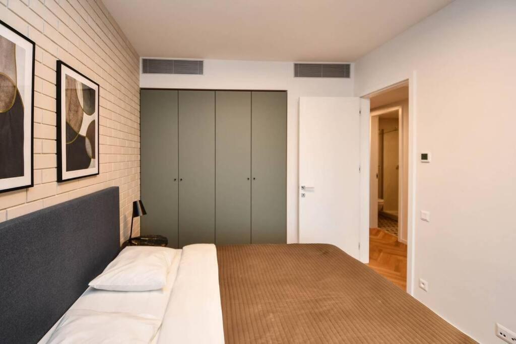 Skypark Luxury Apartment With Skyline View & Free Parking Bratislava Exteriör bild