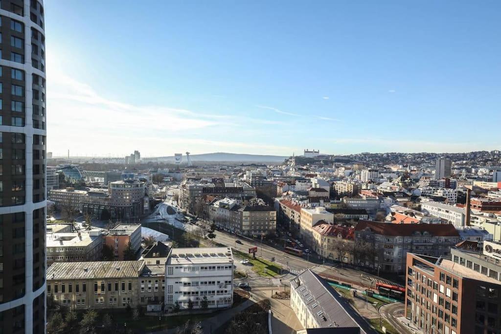Skypark Luxury Apartment With Skyline View & Free Parking Bratislava Exteriör bild