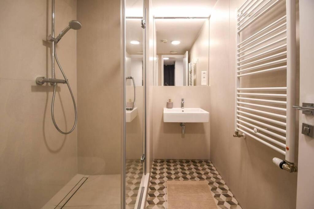 Skypark Luxury Apartment With Skyline View & Free Parking Bratislava Exteriör bild