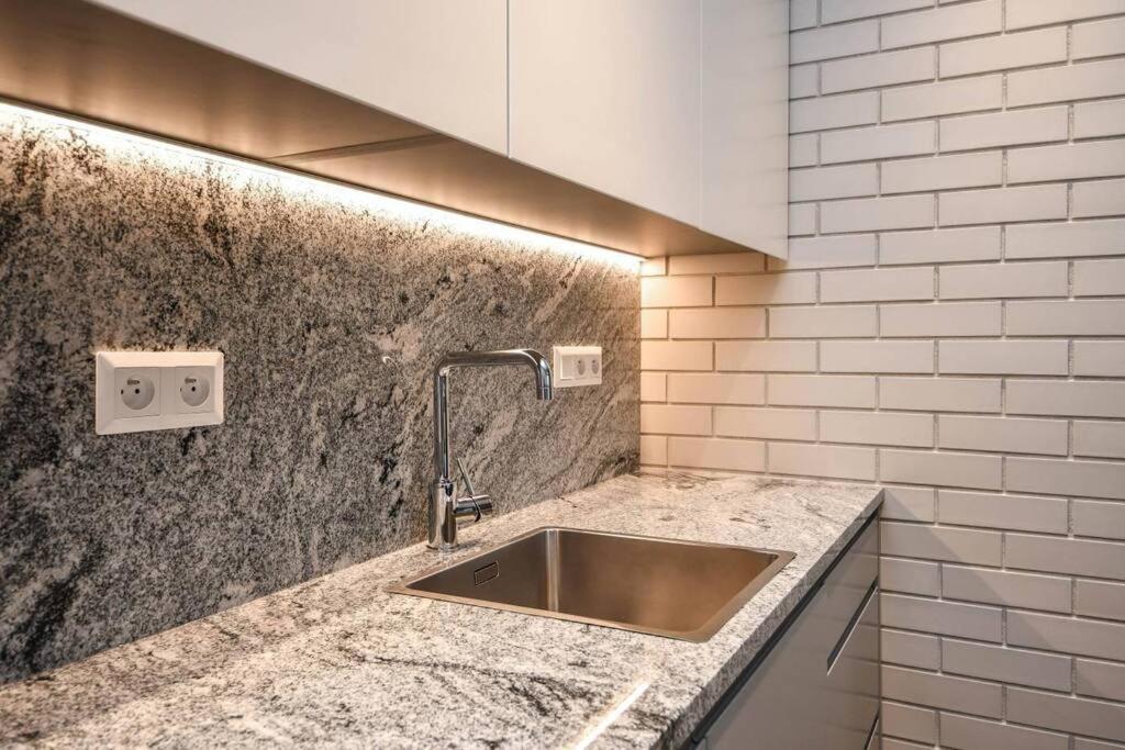 Skypark Luxury Apartment With Skyline View & Free Parking Bratislava Exteriör bild
