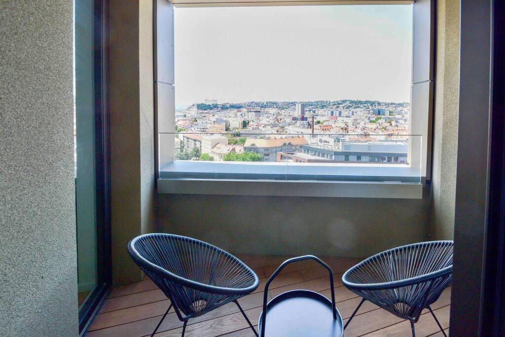 Skypark Luxury Apartment With Skyline View & Free Parking Bratislava Exteriör bild