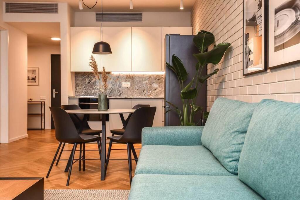 Skypark Luxury Apartment With Skyline View & Free Parking Bratislava Exteriör bild